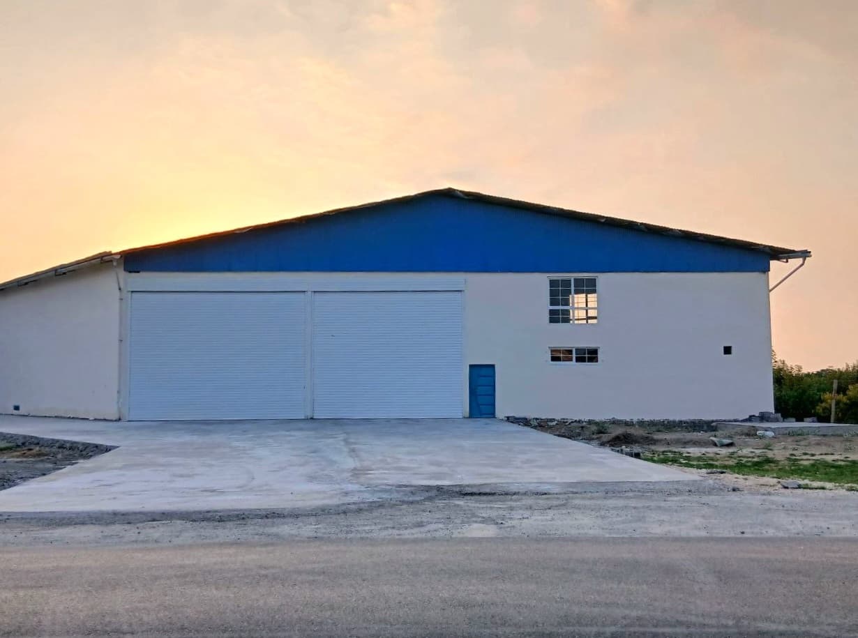 Images of the exterior views and location of the warehouse complex